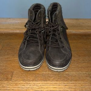 Brown boots; like new condition size 8